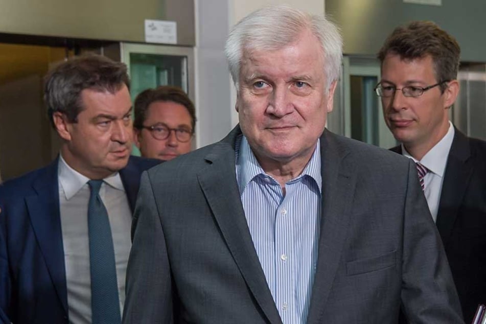 Markus Söder, Der Ministerpräsident von Bayern (li.) und Horst Seehofer (Mi) auf dem Weg zur Sitzung des CSU-Vorstands in der CSU-Parteizentrale.