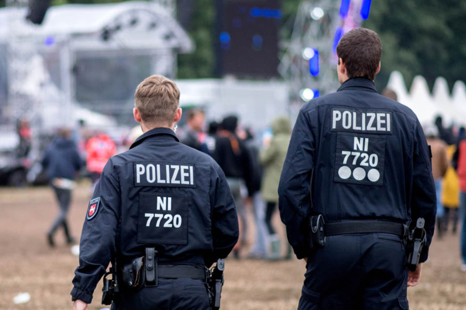 Zwei Polizisten überwachen ein Festivalgelände. (Symbolbild)