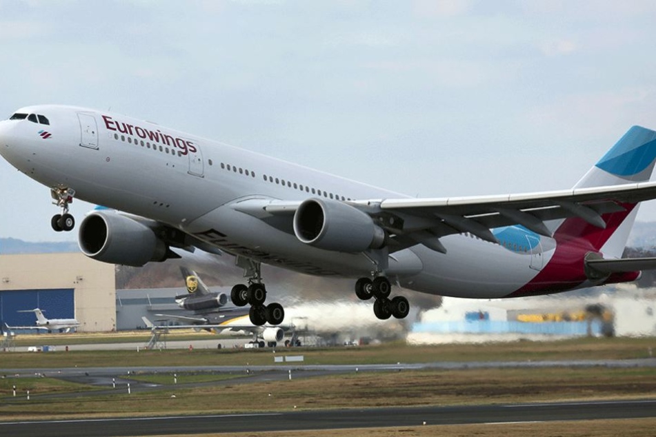Ein Eurowings-Flieger musste nach dem Blitzeinschlag umkehren.