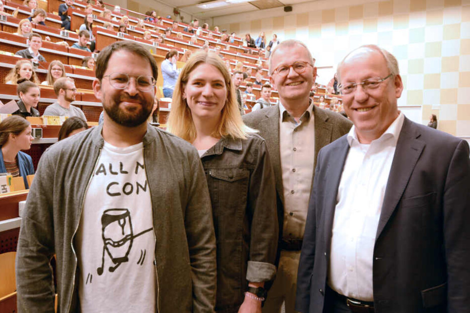 Begrüßten die Ersties (v.li.): Sami Maztoul und Viktoria Haß (Vorsitzende AStA), Prorektor Prof. Dr. Martin Egelhaaf und OB Pit Clausen.