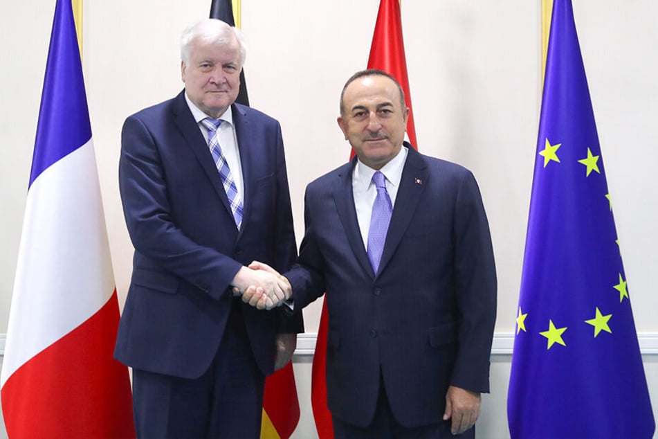 Der türkische Außenminister Mevlut Cavusoglu (re.) und Bundesinnenminister Horst Seehofer nach einem Treffen in Ankara zur Zusammenarbeit bei der Migrationssteuerung.