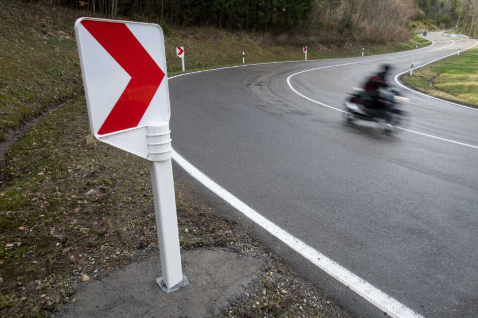 In einer Kurve verlor der Mann die Kontrolle über das Motorrad. (Symbolbild)