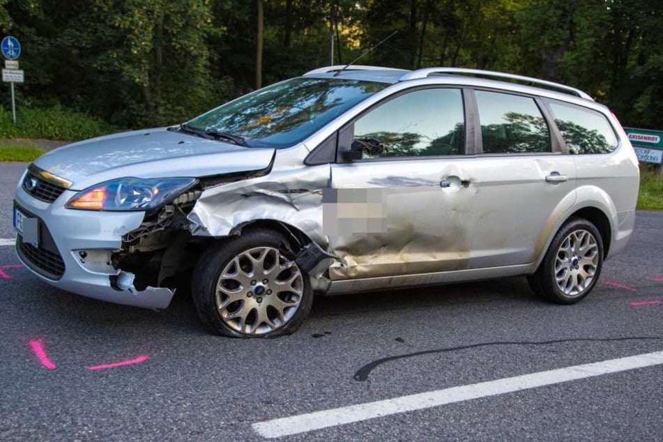 Das Motorrad war mit dem entgegenkommenden Ford zusammengestoßen.