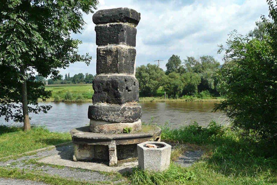 In unmittelbarer Elbnähe Richtung Heidenau steht die Tetzelsäule. Hier soll
der Dominikanermönch gepredigt haben.