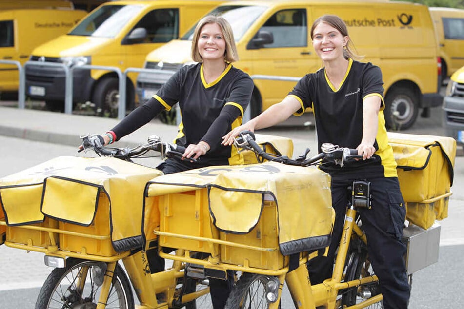 Die Zwillinge haben beide in gut bezahlten Jobs gearbeitet. Erfüllung finden sie aber als Briefträgerinnen bei der Post.