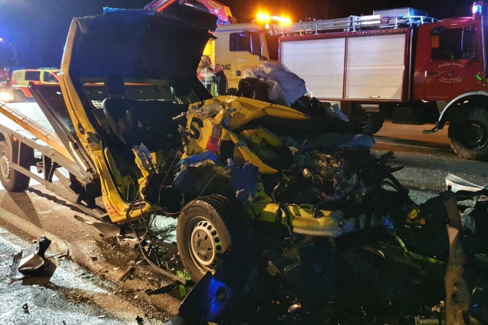 Der Fahrer konnte aus dem Wrack nur noch tot geborgen werden.
