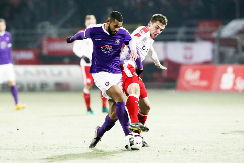 Cebio Soukou (l.) und Marcel Sobottka kämpfen auf dem gefrorenen Auer Grün um den Ball.