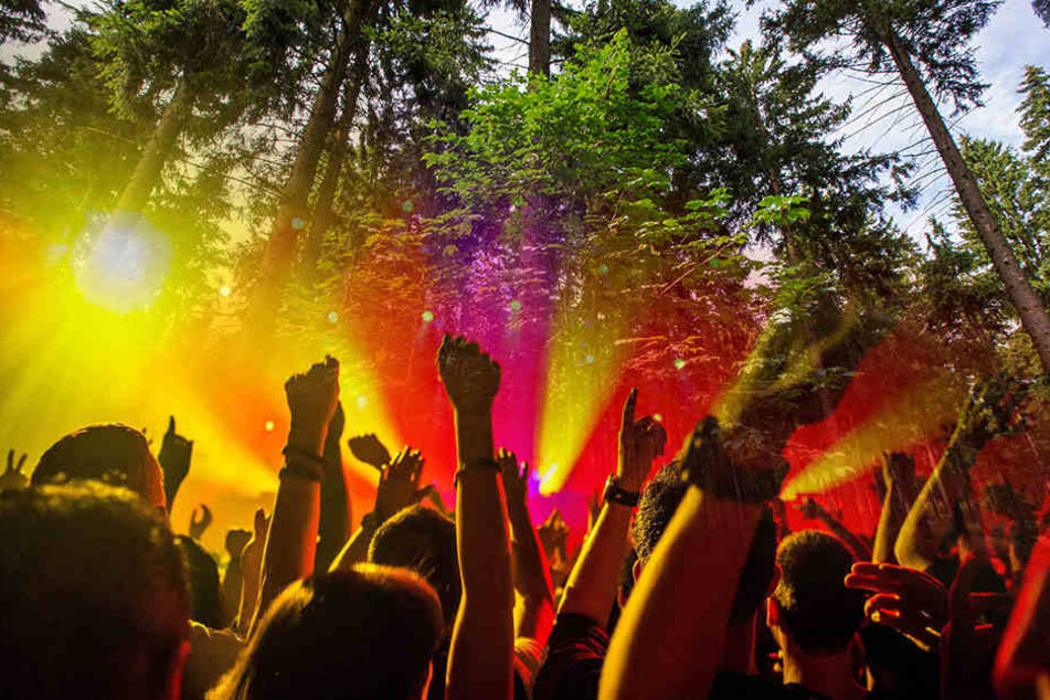 Party Hard in Storkow: Großeinsatz der Polizei zu Land und in der Luft. (Bildmontage)