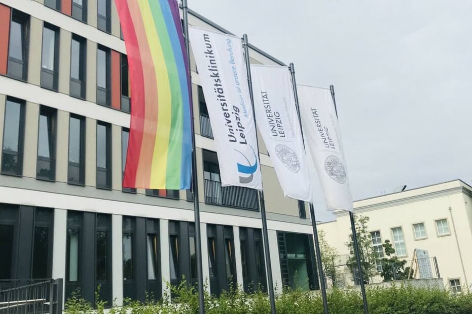 Bereits die ganze Woche weht die Regenbogenfahne, das Symbol der internationalen queeren Bewegung gut sichtbar in der Liebigstraße. Damit unterstützt das UKL den Christopher-Street-Day (CSD) und setzt ein Zeichen der Akzeptanz, Offenheit und gesellschaftl