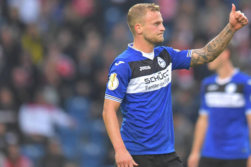Christoph Hemlein (26) zeigt es an: Arminia kann wieder Erster werden.