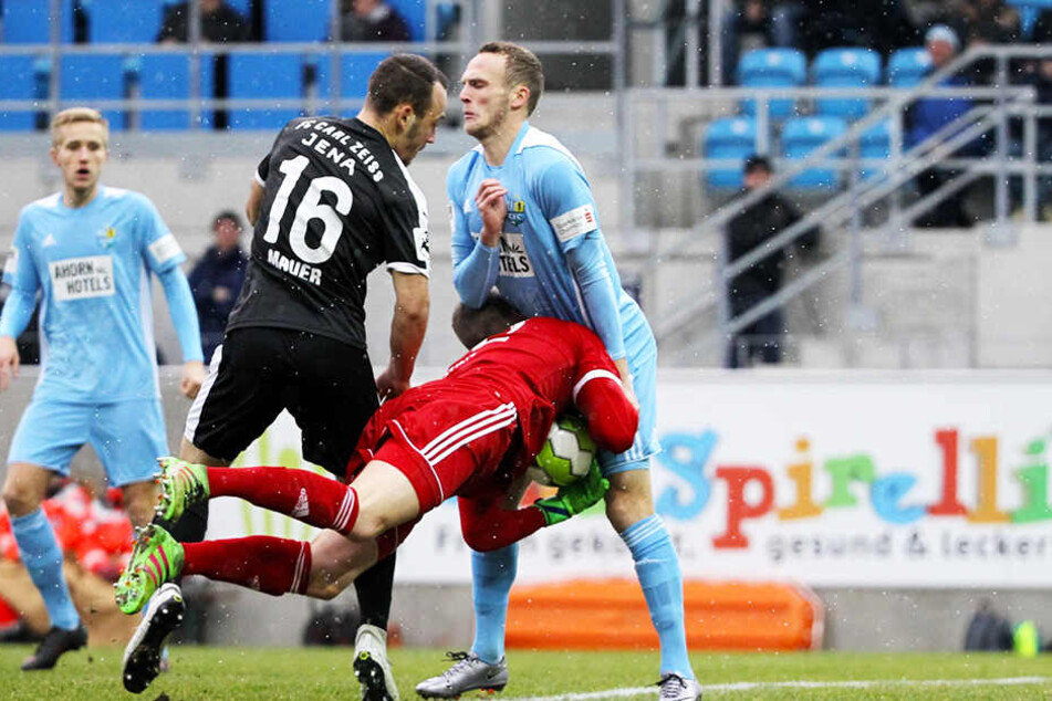 Im Februar spielte Timo Mauer in der 3. Liga noch gegen den CFC. Im Trikot der Jenaer rauscht er hier Torwart Kevin Kunz und Julius Reinhardt zusammen.