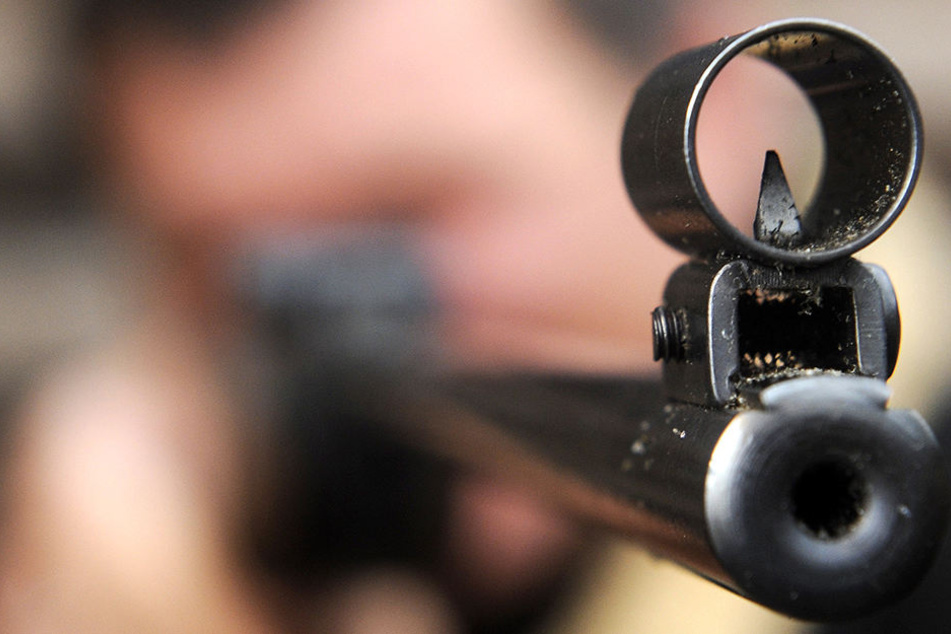 Mit einem Luftgewehr wurde der Dreijährige im Oberkörper getroffen. (Symbolbild)
