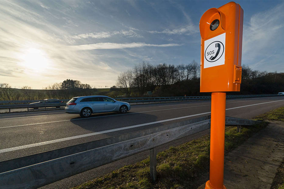 Weil sich auf seiner Seite keine Notrufsäule befand, überquerte ein Mann (65) die Autobahn. Beim Zurücklaufen wurde er von einem Auto erfasst.