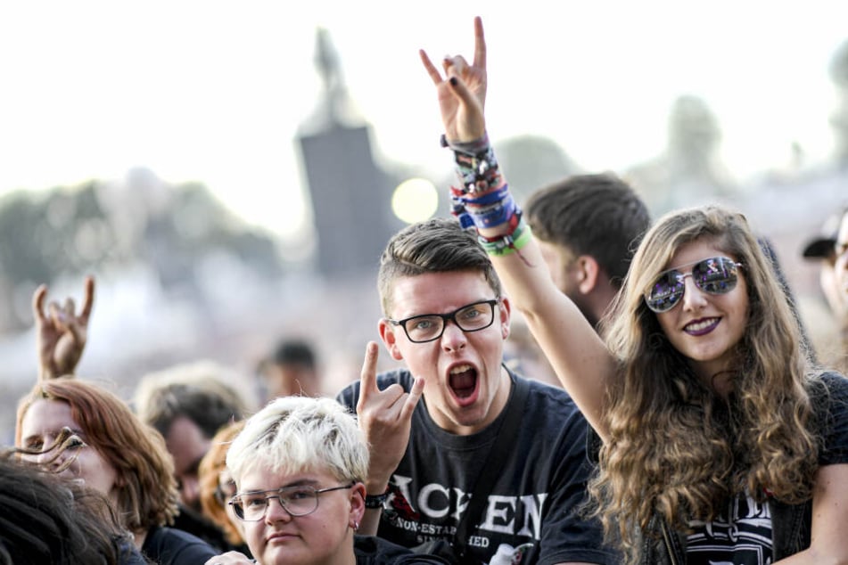 Festivalteilnehmer des WOA feiern vor den Bühnen.