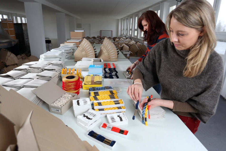Catharina Bruns und Sophie Pester beim verpacken der Supercraft-Pakete.