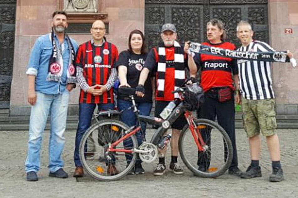 Fans von Eintracht Frankfurt reisen per Fahrrad zum Pokalfinale.