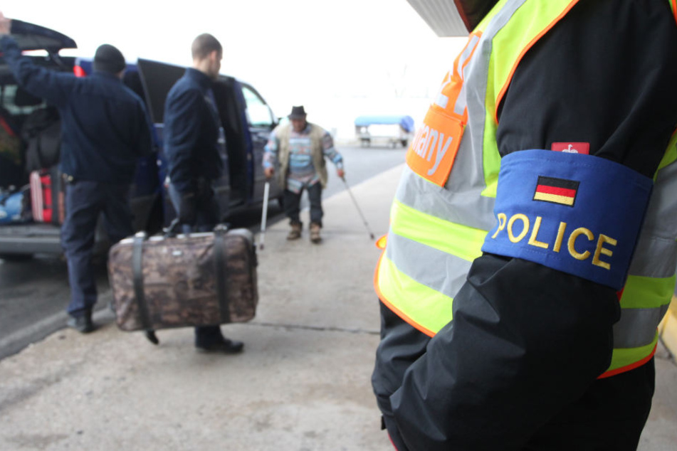 Am Dienstagabend soll von Leipzig aus ein neuer Abschiebeflug nach Afghanistan starten. Flüchtlingsorganisationen fordern die Zulassung unabhängiger Beobachter. (Symbolbild)