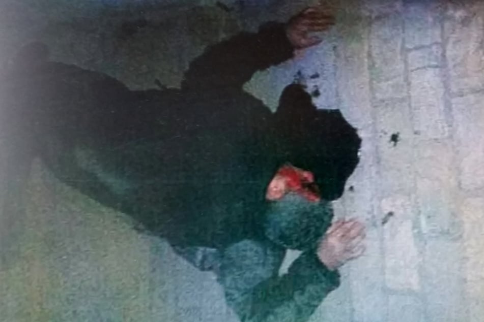 Das gestellte Beweisfoto für den "erledigten" Auftragsmord.