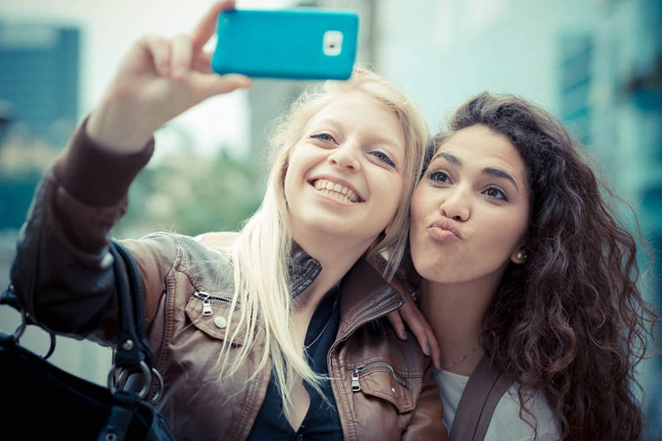 Die Mädels wollten auf dem Mast Selfies machen. (Symbolbild)