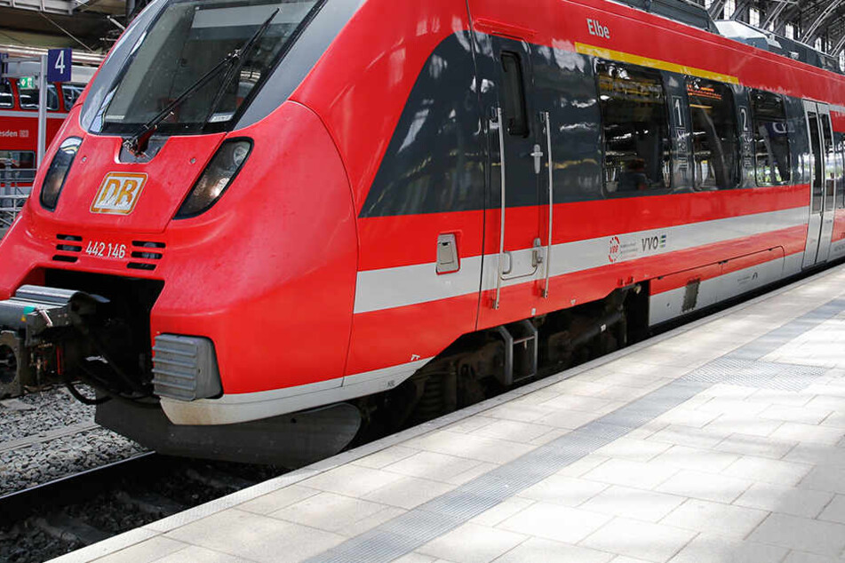 In einer Dresdner S-Bahn wurde ein 27-Jähriger angegriffen. (Symbolbild)