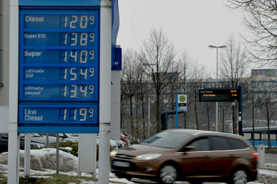 Tankstelle gestern in Chemnitz. Jeden Tag ändern sich an den Zapfsäulen x-mal
die Preise.