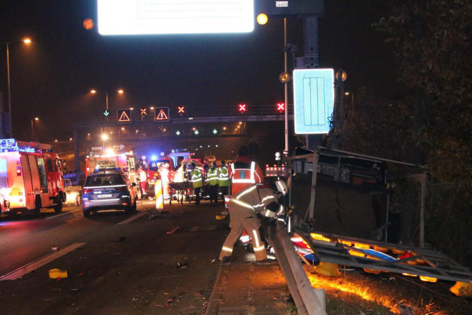 Während Unfallaufnahme und Bergungsarbeiten blieb die A100 an der Ausfahrt Oberlandstraße nur einspurig befahrbar.
