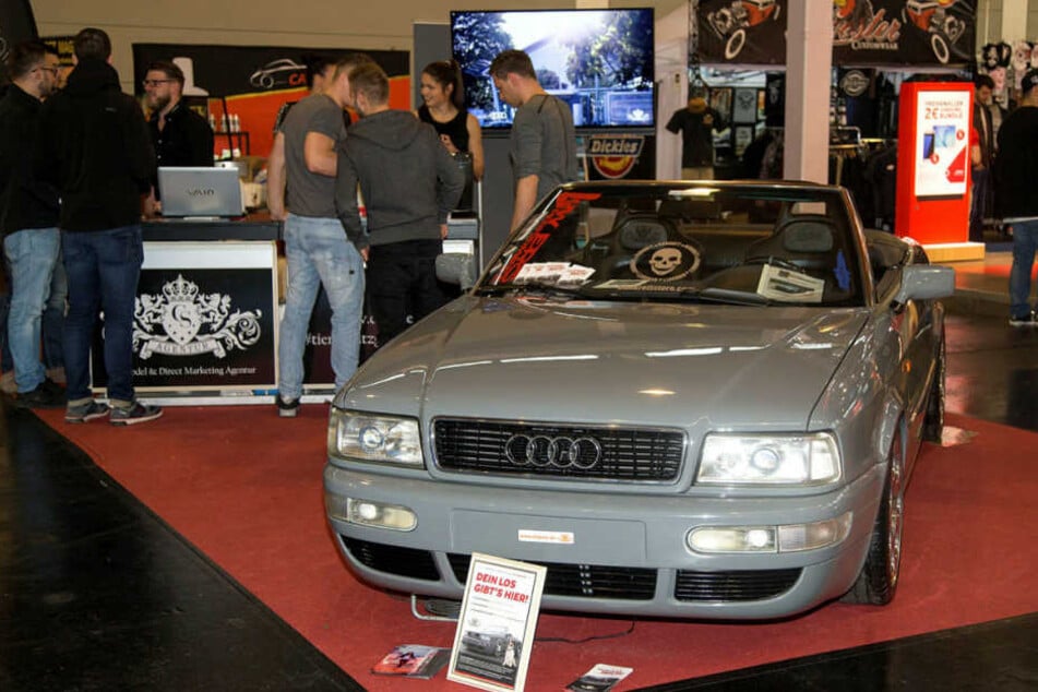 Dieses aufgemotzte Audi 80 Cabrio wurde auf der Automesse verlost, brachte
7500 Euro ein.