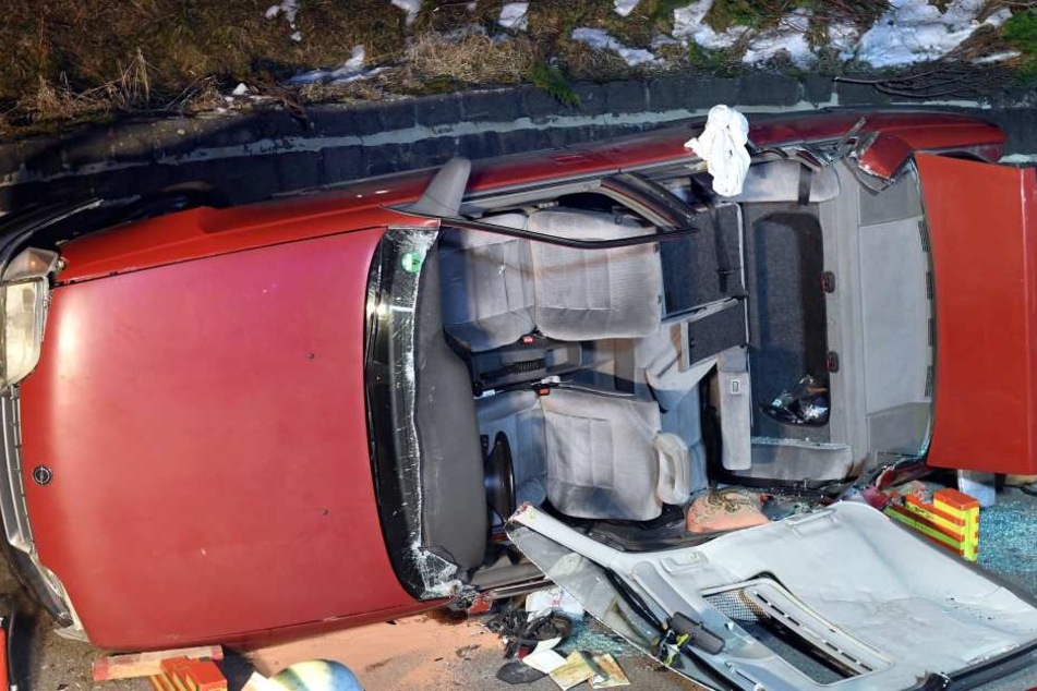 Schwer beschädigt: Das Dach des Unfallwagens fehlt komplett.