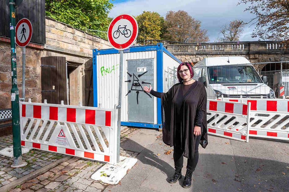 Jessica Grünzig (35) weist Besuchern neben der Baustelle den Weg zu den Gewölbegängen unterm Kaßberg.