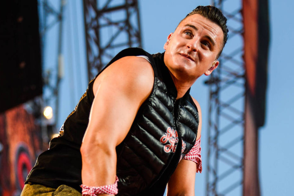 Auf der Bühne können seine Fans nur erahnen, was Andreas Gabalier (31) zu bieten hat.