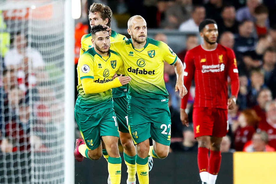 Teemu Pukki freut sich über seinen 1:4-Ehrentreffer für Norwich City beim FC Liverpool.