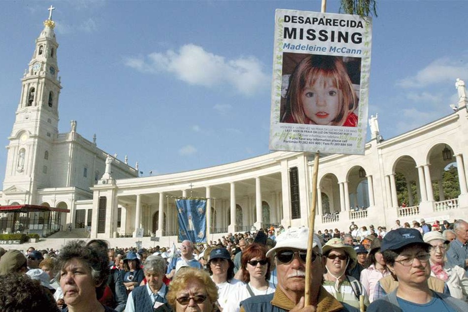 Gläubige halten am 12. Mai 2007 in Fatima (Portugal) ein Bild von Madeleine McCann in der Hand. Vor zehn Jahren, am 03. Mai 2007, verschwand Maddie in Portugal. Bis heute ist der Fall nicht aufgeklärt.