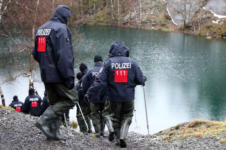 Die Polizei suchte tagelange akribisch nach Hinweisen an dem kleinen See in Südthüringen.