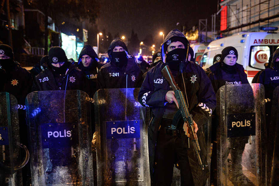 Der Täter ist immer noch auf der Flucht. Die Polizei fahndet mit Hochdruck.