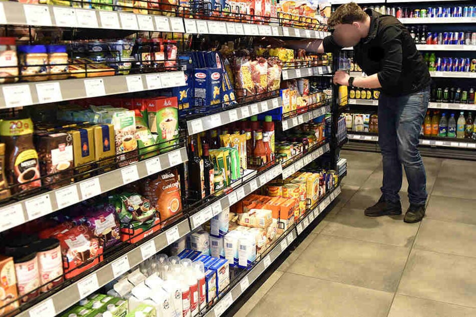 Eine unbekannte bewaffnete Person ist am Dienstagmorgen kurz nach Ladenöffnung in einen Supermarkt in Groitzsch gegangen und lies lediglich zwei Kekspackungen mitgehen (Symbolbild).