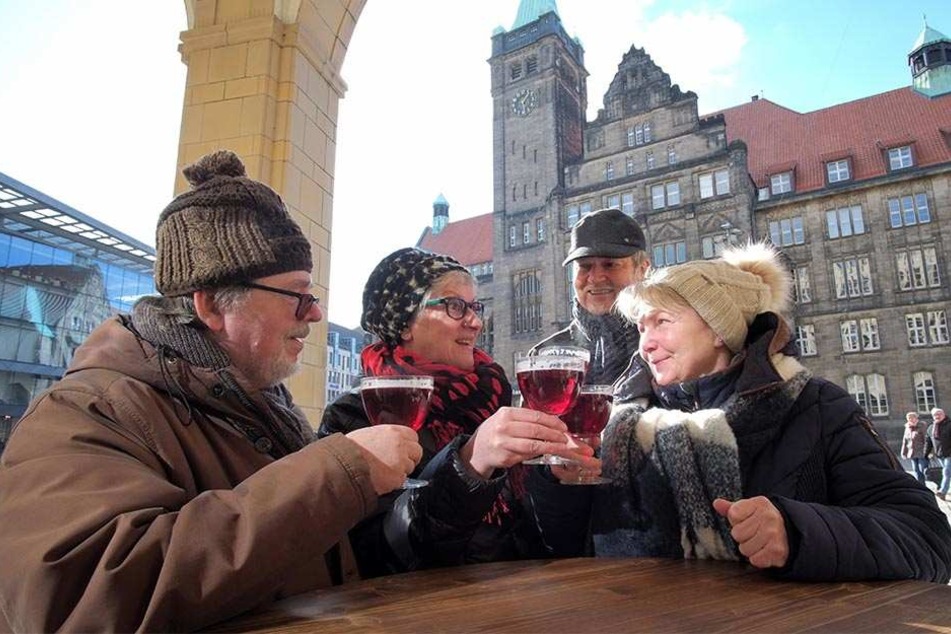 Was Heißes in der Kälte: Annegret (63, r.) und Ulrich Neubert (62, 2.v.r.) lassen sich mit ihren Freunden Manfred (66, l.) und Janine Aurich (62) ein Glühbier vor dem Turmbrauhaus schmecken.