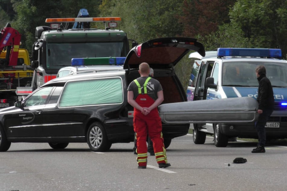 Horror-Crash! Ford-Fahrer stirbt noch an Unfallstelle, Kind (10) schwer verletzt
