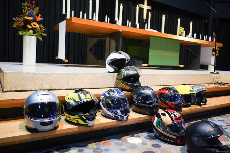 Vor dem Altar der Gedächtniskirche liegen symbolisch zu einem Kreuz geformte Helme für die im Verkehr getöteten Motorradfahrer.