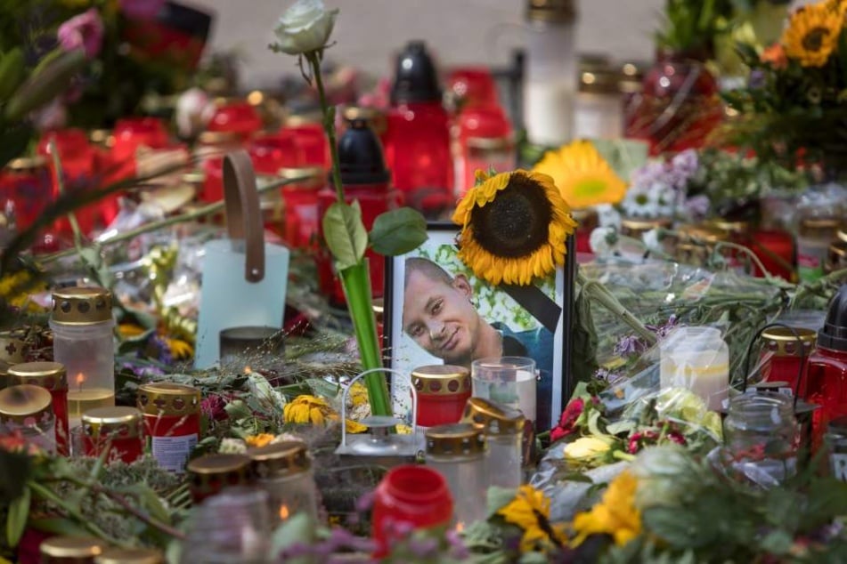Die Stelle, an dem Daniel H. getötet wurde, ist mit Blumen und Gedenkkerzen übersät.