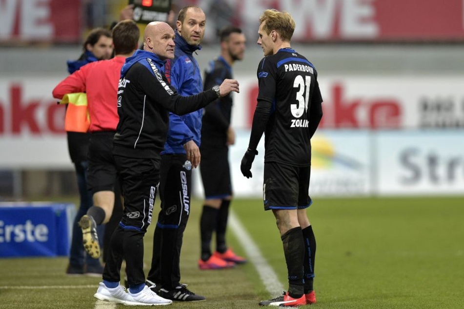 Mit Anweisungen von der Seitenlinie setzt Emmerling seine Spieler richtig in Szene.
