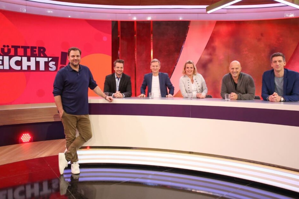 Martin Rütter (l.) und seine prominenten Gäste (v.l.) Dr. Alexander Stevens, Michael Kessler, Mirja Boes, Detlef Steves und Steffen Hallaschka