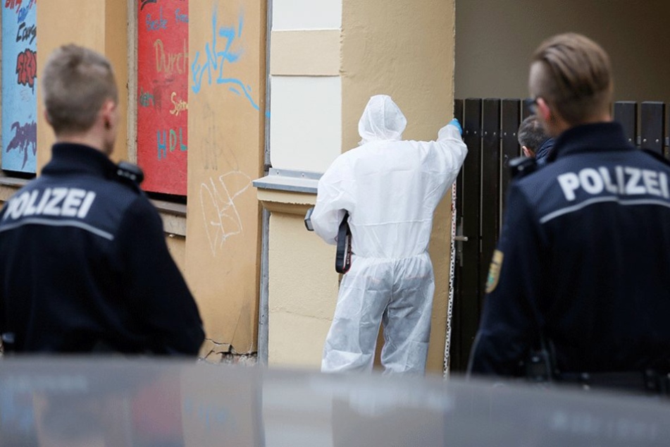 Ermittler bei der Spurensicherung am Haus, in dem das Verbrechen geschah.