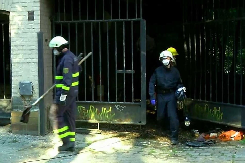 Bis spät in die Nacht wurde in der Brandruine gearbeitet.