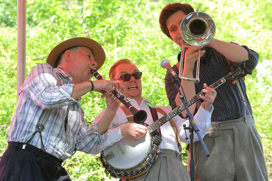 Auftakt nach Maß: Bei bestem Mai-Wetter startete das Dixieland-Festival im Zoo Dresden. Auf dem Foto sind Sunshine Brass auf der Bühne am Afrikahaus zu sehen.