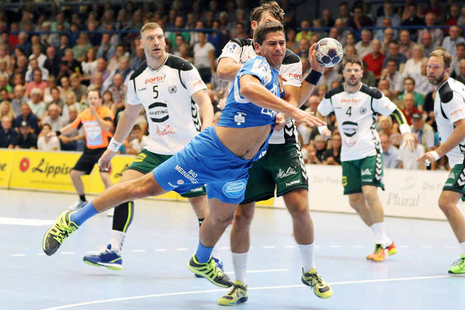 Auf Rolf Hermann (in Blau) und den TBV Lemgo wartet eine lösbare Aufgabe beim HC Erlangen.
