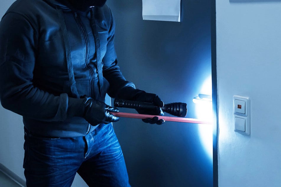 Die Kriminalpolizei ermittelt gegen einen 25-Jährigen. Er soll in eine Wohnung im Dresdner Stadtteil Loschwitz eingebrochen sein. (Symbolbild)