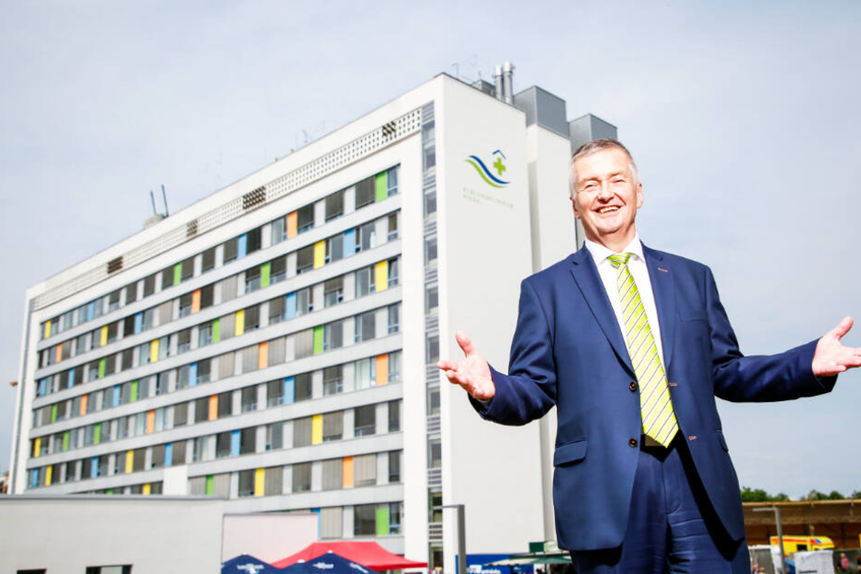 Verwaltungsdirektor Peter Zeidler stolz vor dem ELBLANDKLINIKUM Riesa.