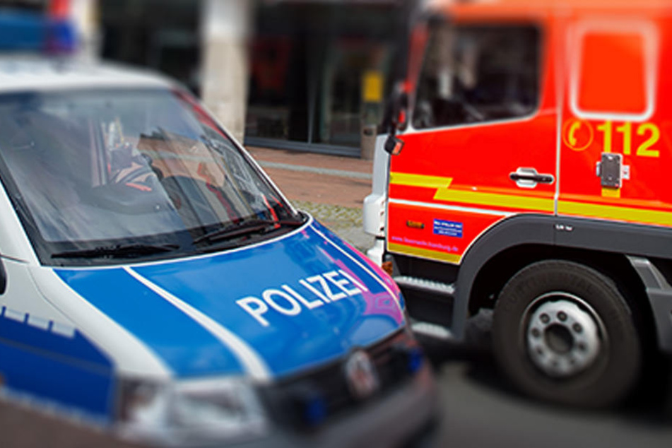 Mehrere Einsatz- und Rettungskräfte sind vor Ort und bereiten die Bergung des Fahrzeugs vor. (Symbolbild)