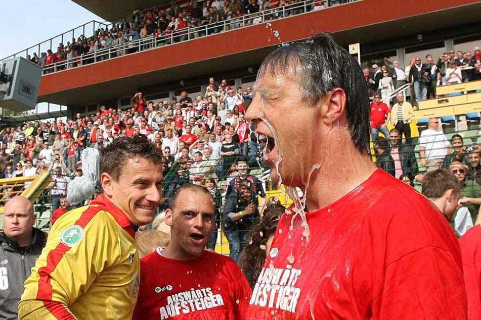 2009 stieg Uwe Neuhaus mit Union in die 2. Bundesliga auf und bekam eine zünftige Bierdusche verpasst.