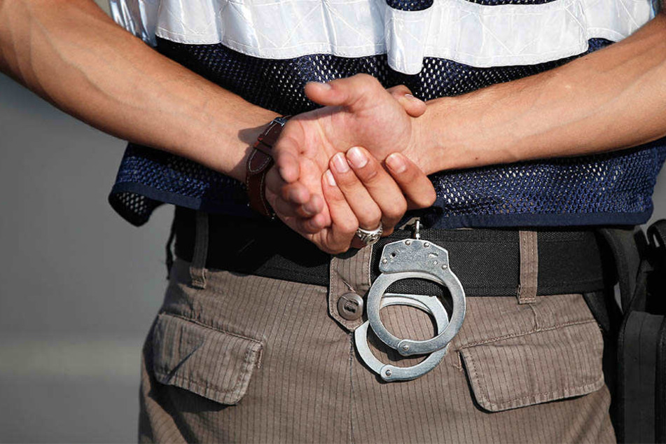 Die Polizei klingelte an einer Wohnungstür und nahm Wohnungsinhaber und dessen Frau fest (Symbolbild).